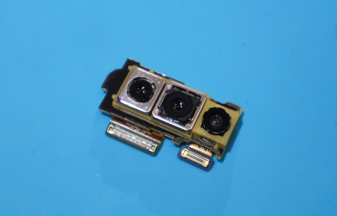 Mổ bụng Samsung Galaxy S10+ tại Việt Nam