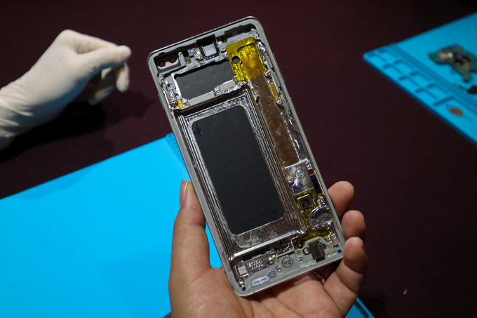 Mổ bụng Samsung Galaxy S10+ tại Việt Nam