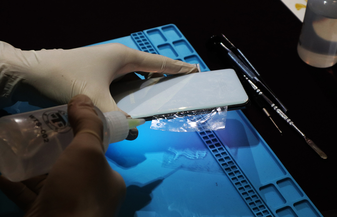 Mổ bụng Samsung Galaxy S10+ tại Việt Nam