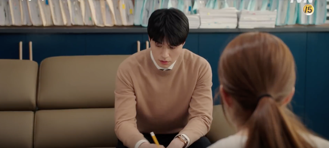 Chạm đến trái tim: Lee Dong Wook chính thức đụng độ với tình địch vừa giàu vừa chảnh