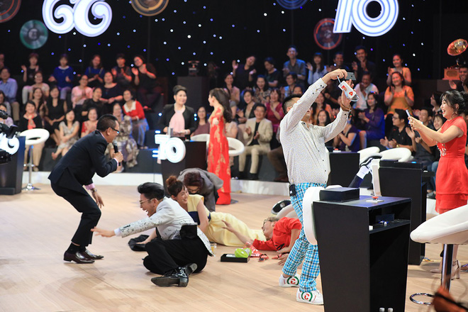 MC Lại Văn Sâm lần đầu té sấp mặt trên sóng truyền hình MC Lại Văn Sâm lần đầu té sấp mặt trên sóng truyền hình