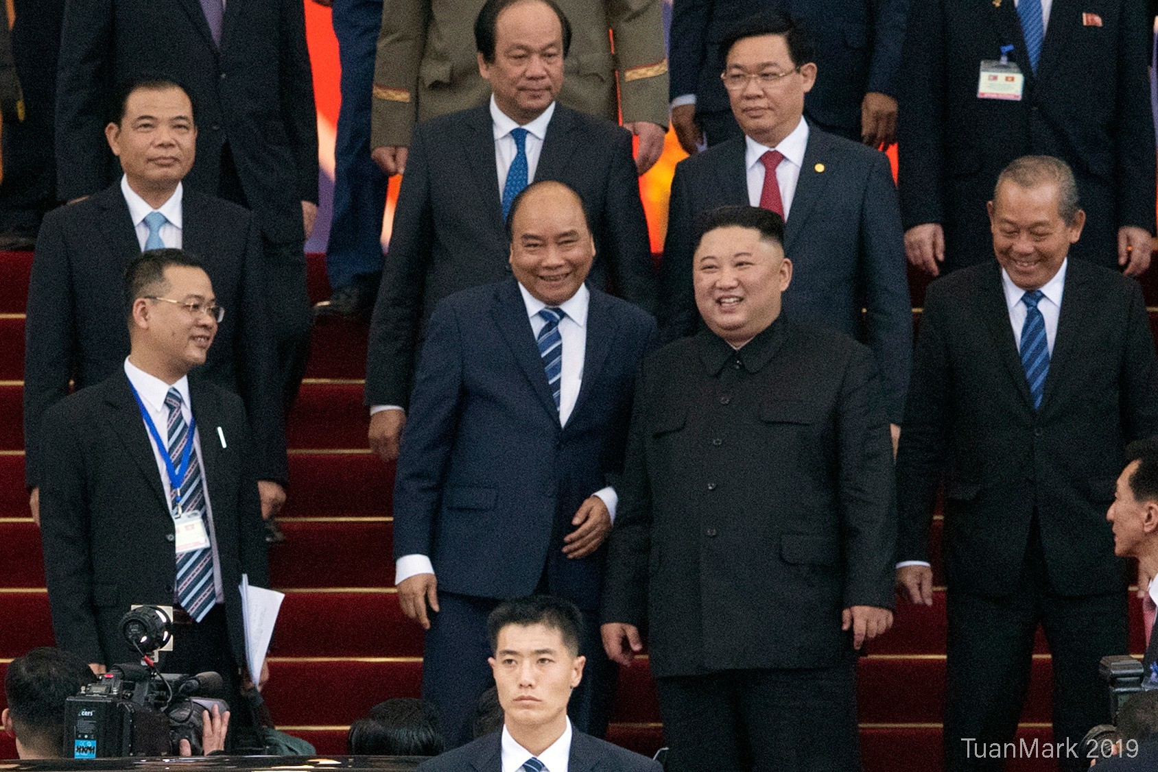 Khoảnh khắc dễ thương: Thủ tướng Nguyễn Xuân Phúc cầm tay Chủ tịch Kim Jong-un, chỉ về phía nhóm phóng viên ghi hình