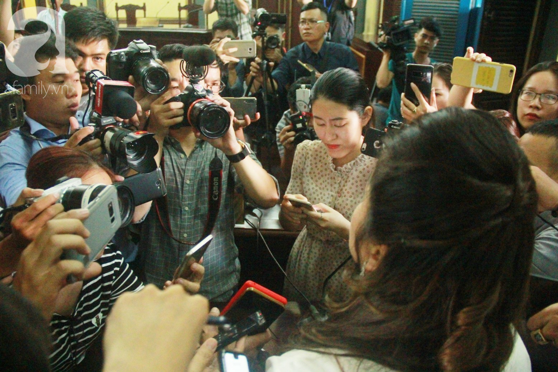 Ông Vũ nói vợ nuôi con 3 năm không lên cân, bà Thảo đáp trả: Việc đó không có, anh Vũ còn không nhớ nó bao nhiêu tuổi, học trường nào