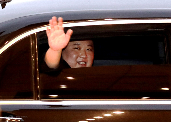 Ông Kim Jong-un mở kính xe vẫy chào trong tiếng hò reo của người dân