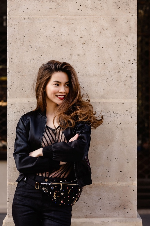 Hồ Ngọc Hà diện áo xuyên thấu trên phố Paris