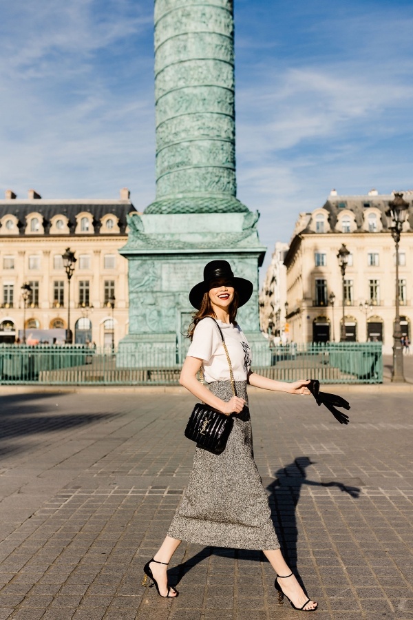 Hồ Ngọc Hà diện áo xuyên thấu trên phố Paris