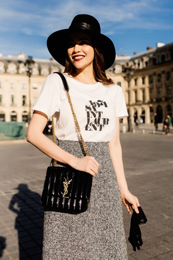 Hồ Ngọc Hà diện áo xuyên thấu trên phố Paris