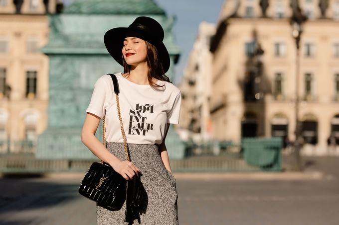 Hồ Ngọc Hà diện áo xuyên thấu trên phố Paris