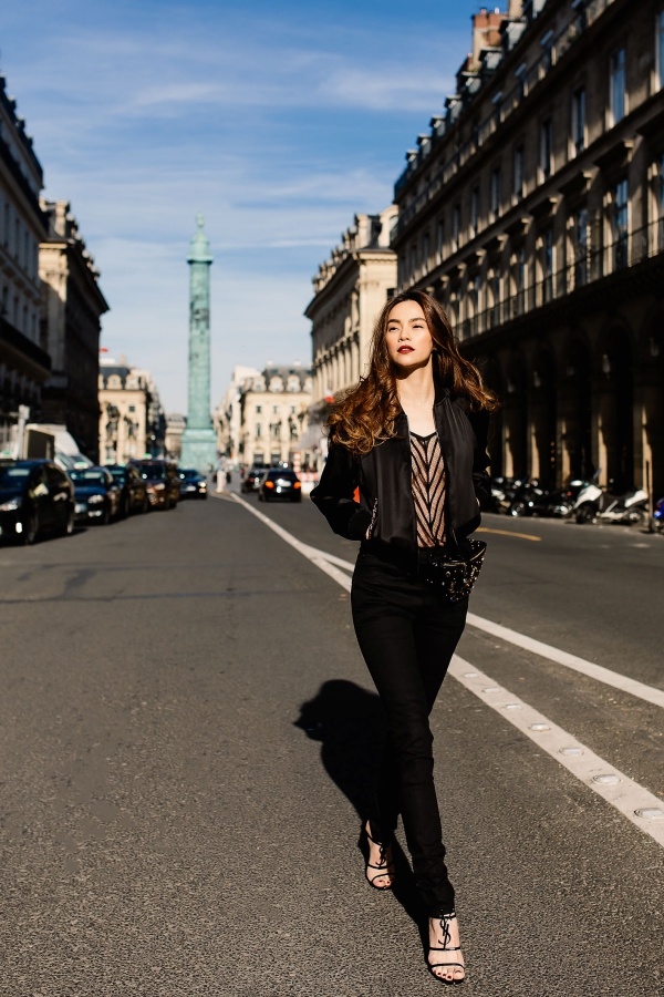 Hồ Ngọc Hà diện áo xuyên thấu trên phố Paris