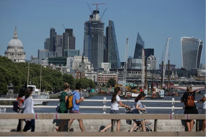 Nhà giàu Trung Quốc đổ xô làm thị thực Anh sau tin đồn đổi chính sách