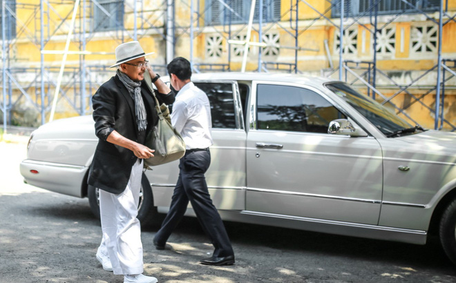 Cận cảnh quái vật Bentley Arnage hộ tống ông Đặng Lê Nguyên Vũ đến tòa