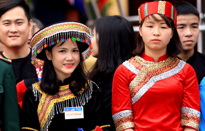 Học sinh Lạng Sơn mặc áo dân tộc tiễn ông Kim Jong-un