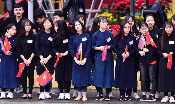 Học sinh Lạng Sơn mặc áo dân tộc tiễn ông Kim Jong-un
