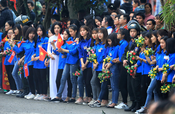 Học sinh Lạng Sơn mặc áo dân tộc tiễn ông Kim Jong-un