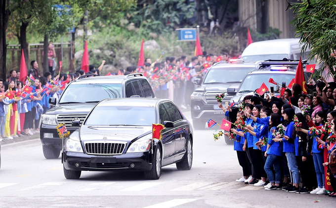 Học sinh Lạng Sơn mặc áo dân tộc tiễn ông Kim Jong-un