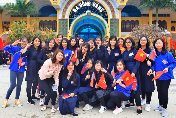 Học sinh Lạng Sơn mặc áo dân tộc tiễn ông Kim Jong-un