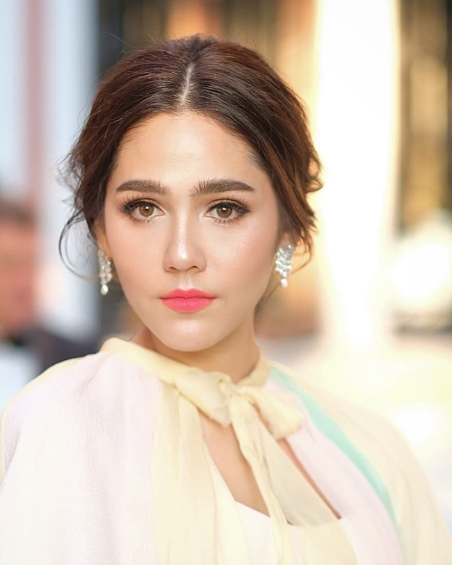 Chẳng những đàn ông mà phụ nữ cũng mê 3 bông hồng lai đẹp nhất Thái Lan