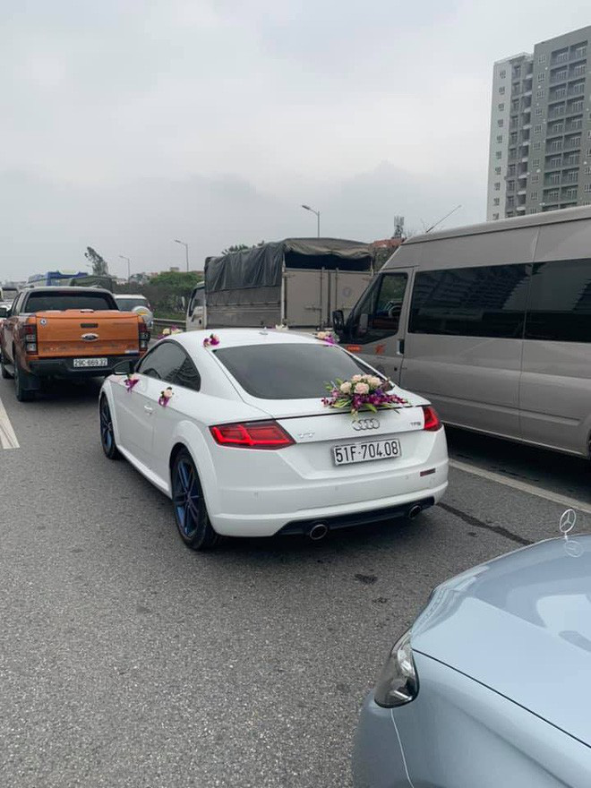 Đi rước dâu thì gặp cảnh tắc đường, cô dâu chú rể chẳng buồn vì muộn giờ vu quy, cùng quan khách xuống đường chụp ảnh