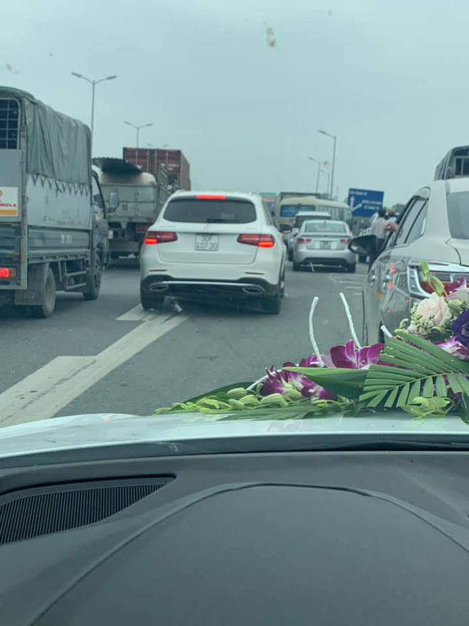 Đi rước dâu thì gặp cảnh tắc đường, cô dâu chú rể chẳng buồn vì muộn giờ vu quy, cùng quan khách xuống đường chụp ảnh