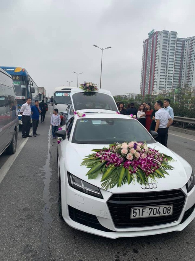 Đi rước dâu thì gặp cảnh tắc đường, cô dâu chú rể chẳng buồn vì muộn giờ vu quy, cùng quan khách xuống đường chụp ảnh