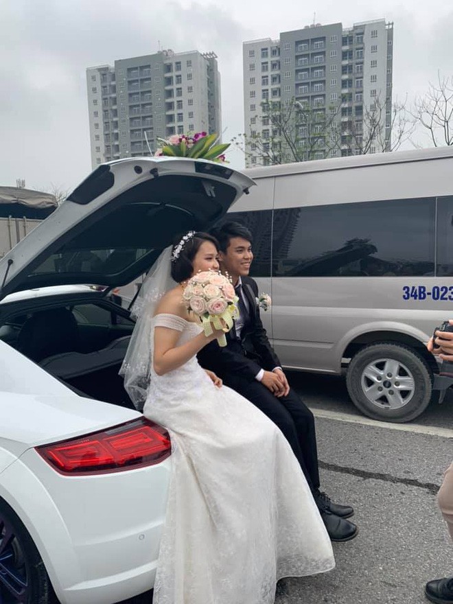 Đi rước dâu thì gặp cảnh tắc đường, cô dâu chú rể chẳng buồn vì muộn giờ vu quy, cùng quan khách xuống đường chụp ảnh