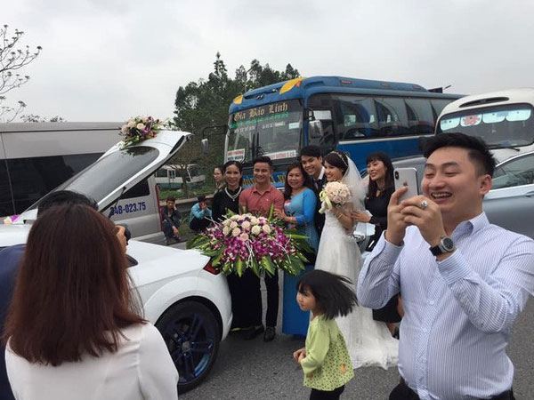 Đi rước dâu thì gặp cảnh tắc đường, cô dâu chú rể chẳng buồn vì muộn giờ vu quy, cùng quan khách xuống đường chụp ảnh