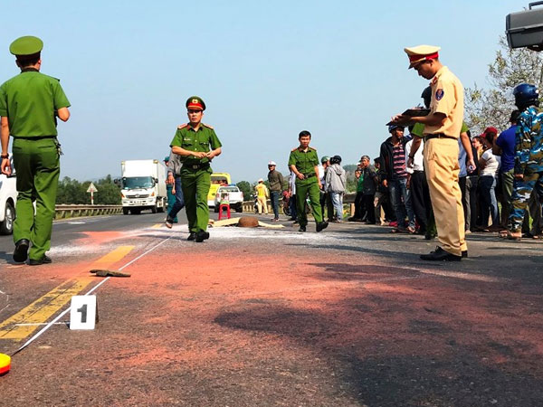 2 con khóc ngất bên thi thể người mẹ sau tai nạn ở Đà Nẵng