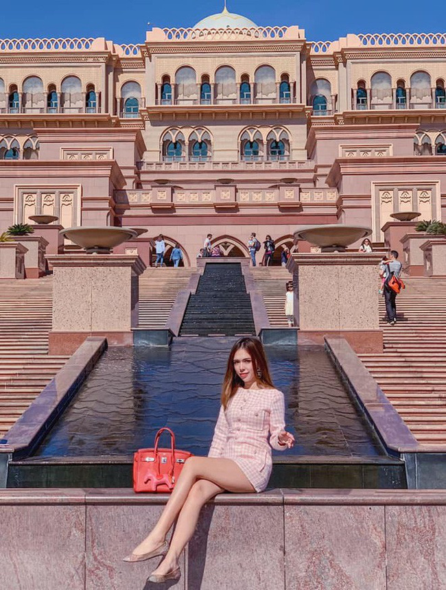 Tổ chức tiệc sinh nhật ở khách sạn dát vàng, tiểu thư Hà Thành đáp trả mạnh mẽ câu hỏi: Tiền nhiều làm gì?