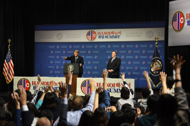 Giữa tâm bão ở quê nhà, vì sao TT Trump bất ngờ nhận được lời ngợi khen hiếm hoi của phe Dân chủ?