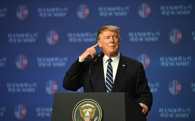 Giữa tâm bão ở quê nhà, vì sao TT Trump bất ngờ nhận được lời ngợi khen hiếm hoi của phe Dân chủ?