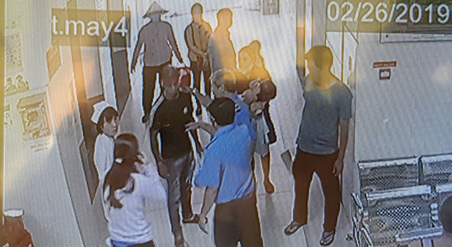 Va nhau trong thang máy, bố bệnh nhi đánh một cô gái trọng thương