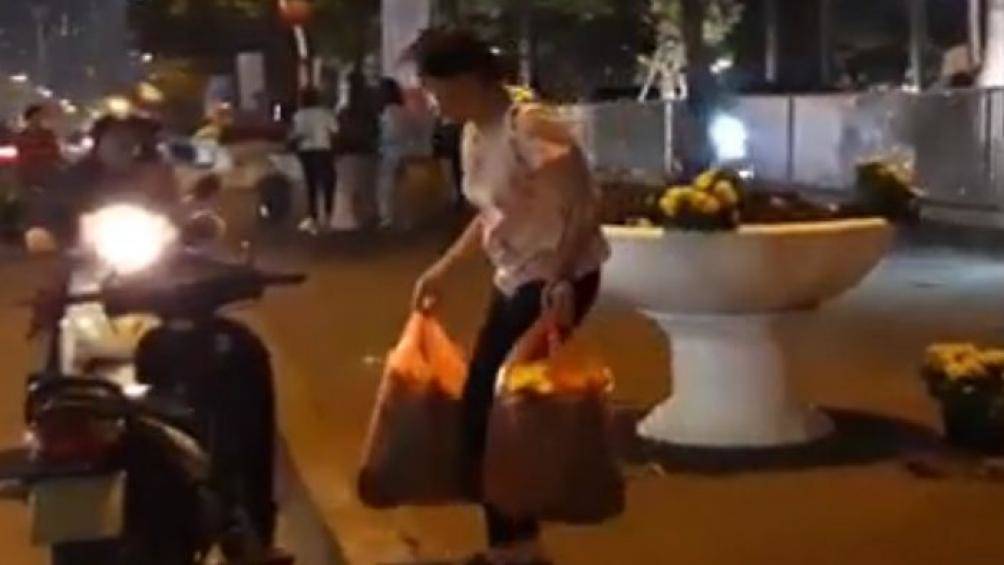 Xôn xao clip người dân vơ vét hoa trang trí sau Thượng đỉnh Mỹ - Triều