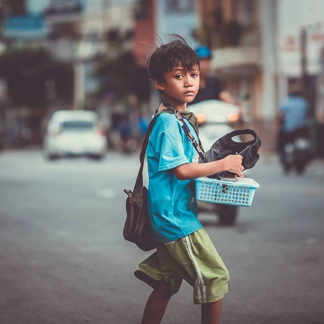 Cậu bé bán vé số lạc quan, 3 hộp xôi đậu giá 10 ngàn và câu chuyện về tính hào sảng của người Sài Gòn