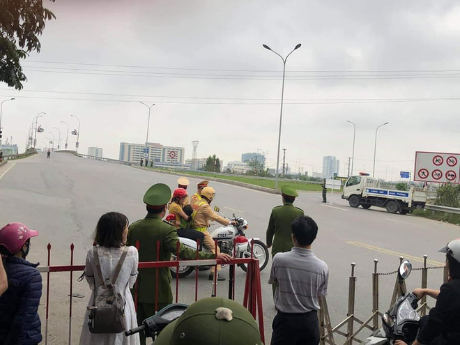 Hành động đẹp: CSGT dùng xe đặc chủng chở 2 mẹ con đi cấp cứu khi quốc lộ 1 bị cấm đường