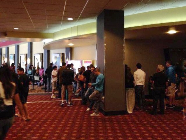 Phóng viên Việt Nam cập nhật từ Mỹ: Hai Phượng của Ngô Thanh Vân không poster quảng bá, rạp vẫn kín người