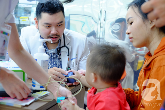 Người mẹ Sài Gòn đau khổ tột cùng vì con trai 12 tháng tuổi mang gương mặt quỷ, má phình to như quả bưởi