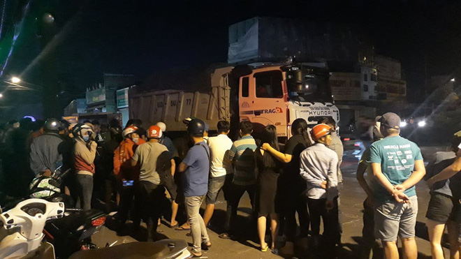 TP. HCM: Người dân bàng hoàng khi thấy nam thanh niên đi bộ lao vào xe ben tự tử