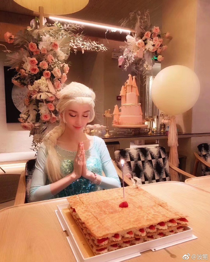 Sinh nhật hoành tráng của Angela Baby: Nữ chính cosplay Elsa, dàn bạn quẩy hết mình, nhưng ông xã không có mặt?