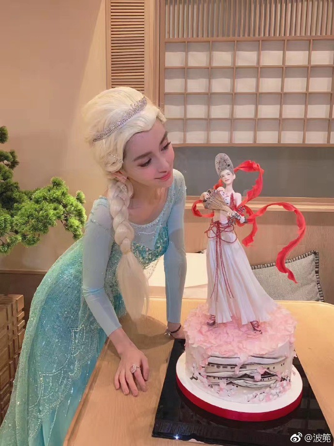 Sinh nhật hoành tráng của Angela Baby: Nữ chính cosplay Elsa, dàn bạn quẩy hết mình, nhưng ông xã không có mặt?