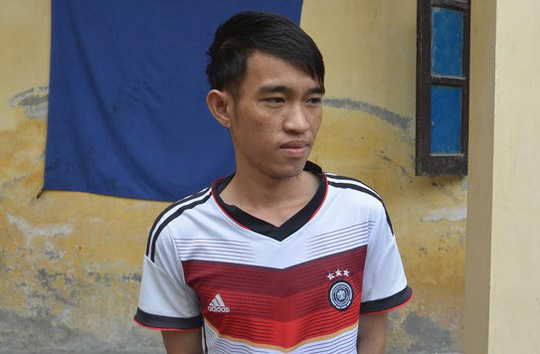 Chở vợ đi trên đường, chồng rút dao đâm thủng bụng vợ vì cãi vã