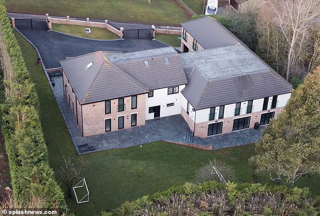 Cựu vô địch Premier League ra tù sớm, muốn trở lại bóng đá đỉnh cao