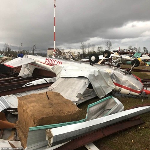 Cảnh tượng như ngày tận thế trong cơn lốc xoáy kinh hoàng ở Mỹ