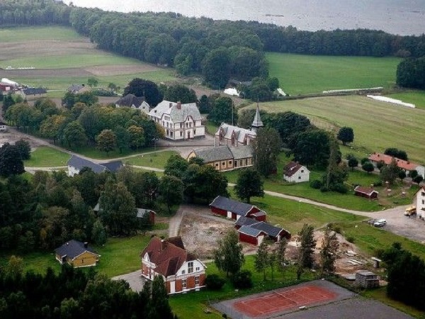 Khám phá nhà tù đẹp nhất Thế giới, nơi phạm nhân được tự do xem TV, lướt web, đi chợ hay… tắm nắng