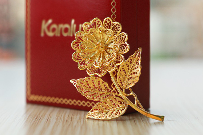 Quà 8/3 sang chảnh: Hoa hồng mạ vàng pha lê, tranh hướng dương giá hàng chục triệu đồng