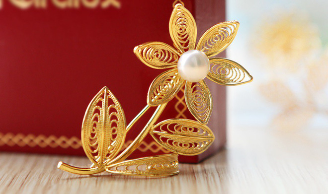 Quà 8/3 sang chảnh: Hoa hồng mạ vàng pha lê, tranh hướng dương giá hàng chục triệu đồng