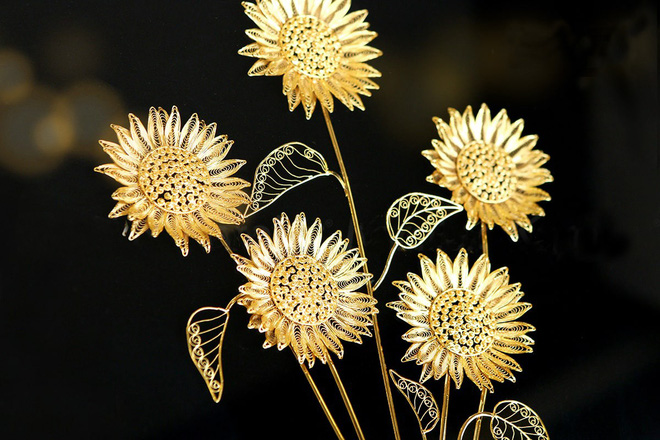 Quà 8/3 sang chảnh: Hoa hồng mạ vàng pha lê, tranh hướng dương giá hàng chục triệu đồng