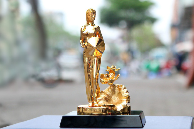 Quà 8/3 sang chảnh: Hoa hồng mạ vàng pha lê, tranh hướng dương giá hàng chục triệu đồng