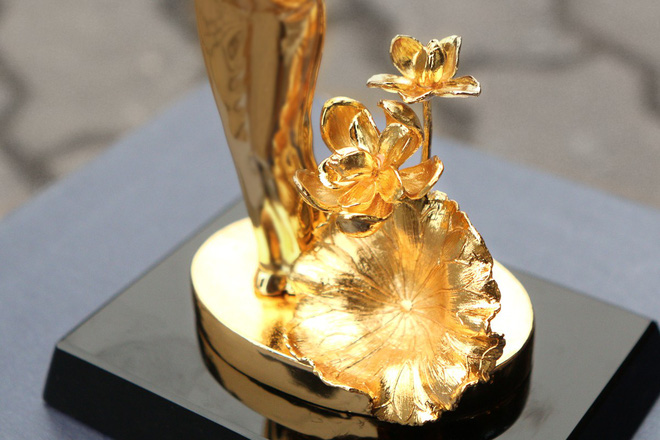 Quà 8/3 sang chảnh: Hoa hồng mạ vàng pha lê, tranh hướng dương giá hàng chục triệu đồng