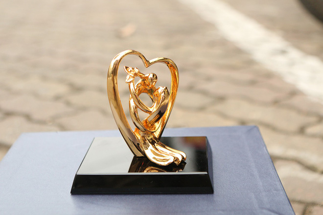 Quà 8/3 sang chảnh: Hoa hồng mạ vàng pha lê, tranh hướng dương giá hàng chục triệu đồng