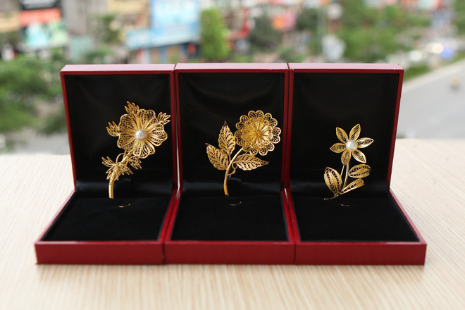 Quà 8/3 sang chảnh: Hoa hồng mạ vàng pha lê, tranh hướng dương giá hàng chục triệu đồng